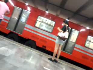 Chica linda hermosa y piernona en minifalda en el metro